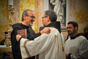 Pater Pierbattista Pizzaballa empfängt den neuen Kustos des Heiligen Landes, Pater Francesco Patton