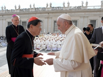 El cardenal Luis Antonio Tagle recibiendo de las manos del papa Francisco la carta apostólica Misericordia et Misera